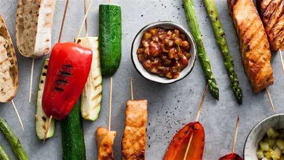 Szaszłyki z łososia z warzywami