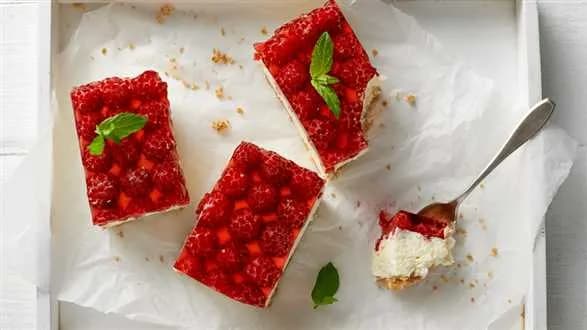 Sernik z malinami na serku mascarpone