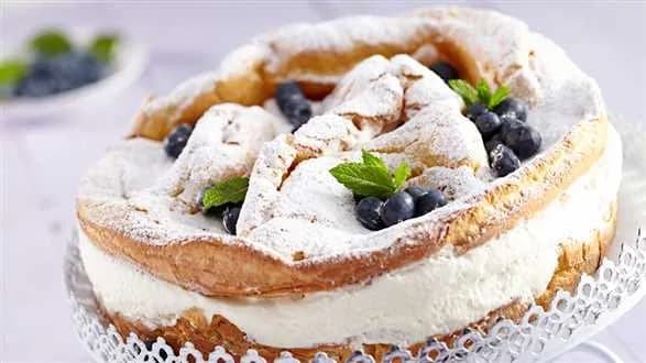 Letnia karpatka z bitą śmietaną i borówkami