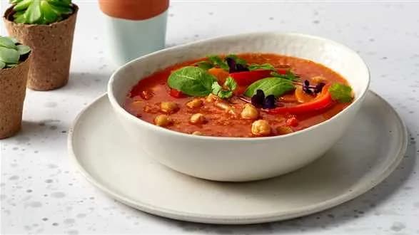 Zupa z młodych warzyw z ciecierzycą i quinoą