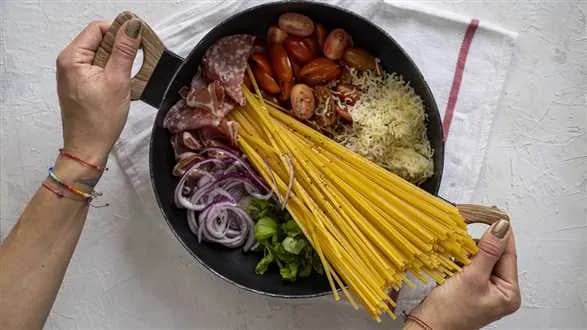 Makaron spaghetti z jednej patelni