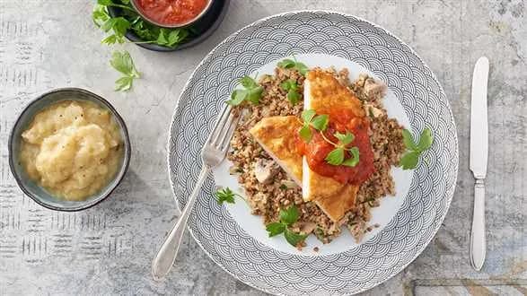 Schab w sosie pomidorowym z kaszą gryczaną i purée jabłkowym