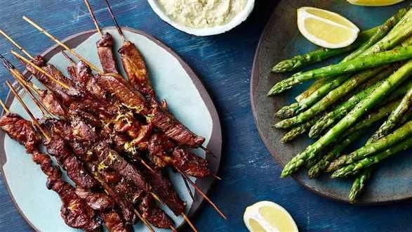 Grillowane szaszłyki z karkówki ze szparagami