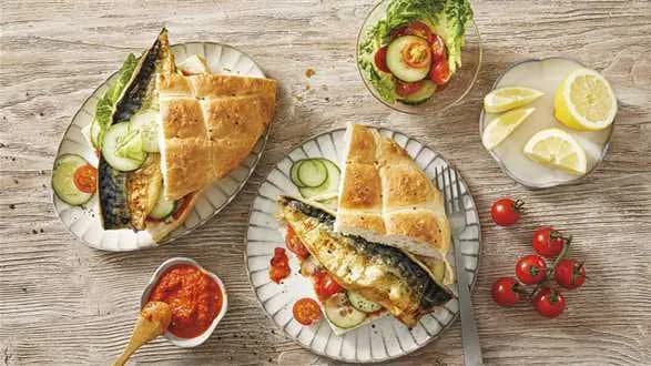 Pieczona makrela w chlebku pita