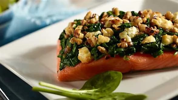 Pstrąg łososiowy ze szpinakiem i czosnkiem