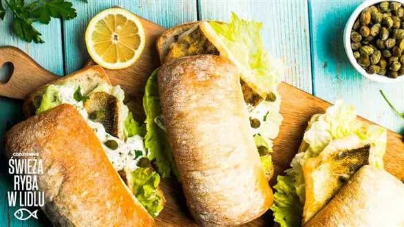 Burger z sandaczem z sosem z kaparów