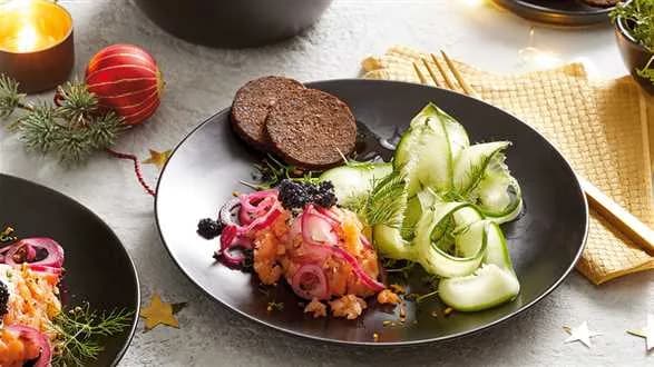 Tatar z łososia wędzonego z ziołową sałatką ogórkową