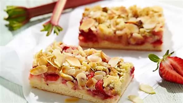 Drożdżowy placek z rabarbarem i truskawkami