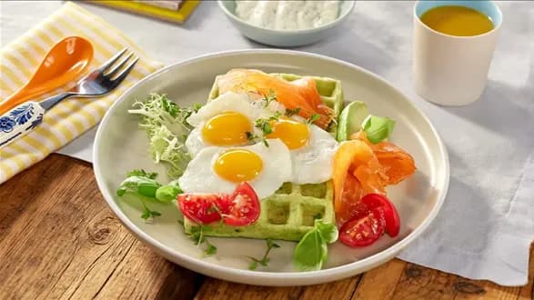 Gofry szpinakowe z jajkiem sadzonym i wędzonym łososiem