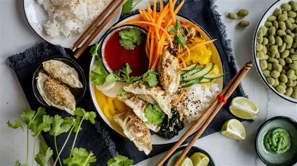 Bowl w stylu azjatyckim z pierożkami gyoza