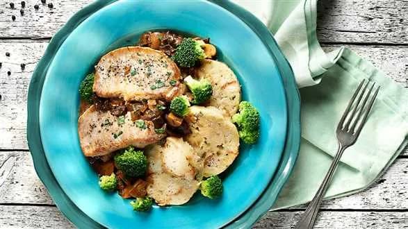 Schab wieprzowy na grzybach z brokułami i knedlikiem