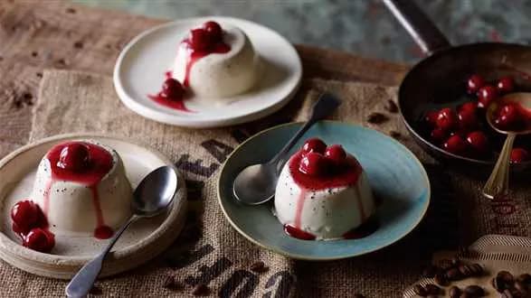 Kawowa panna cotta z wiśniami