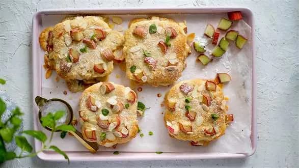 Bostock z rabarbarem