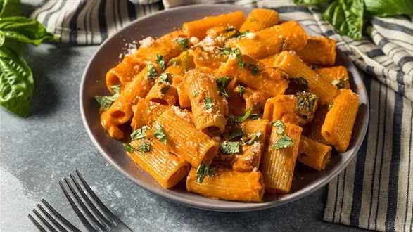 Makaron z sosem brzoskwiniowo-pomidorowym