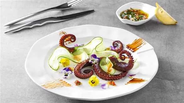 Ośmiornica z grilla z sosem cytrynowo-pietruszkowym