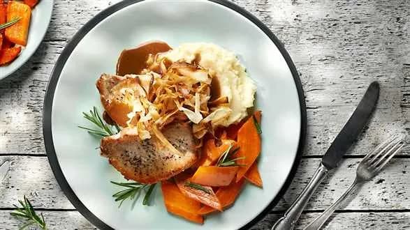 Pieczony schab wieprzowy z purèe z selera, pieczoną marchwią i sosem z ciemnego piwa