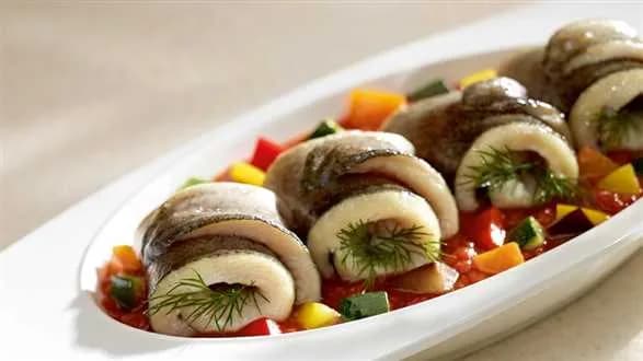 Delikatny pstrąg z duszonymi warzywami