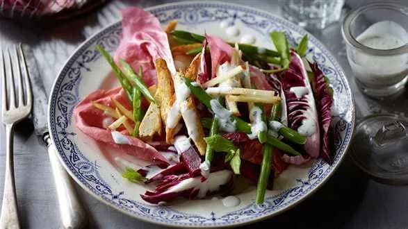 Zimowa sałatka z fasolą, tofu i sosem jogurtowym