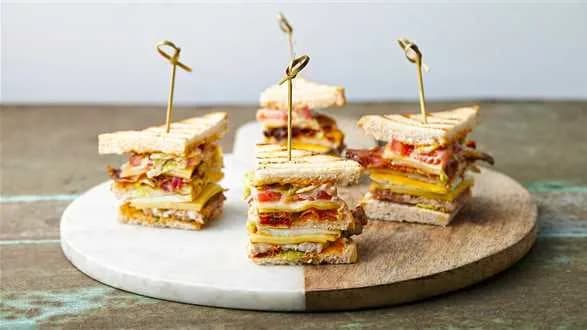Club sandwich ze schabem