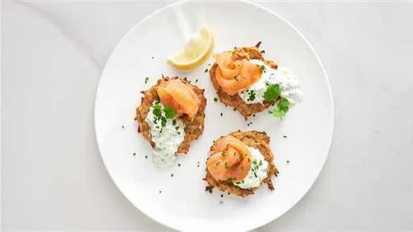 Pieczone placki ziemniaczane z łososiem
