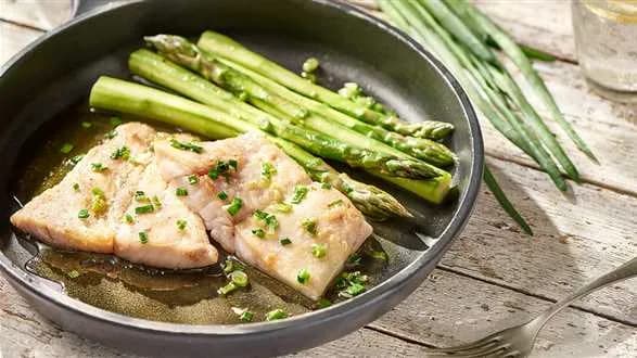 Okoń nilowy ze szparagami