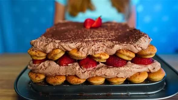 Czekoladowe tiramisu z truskawkami