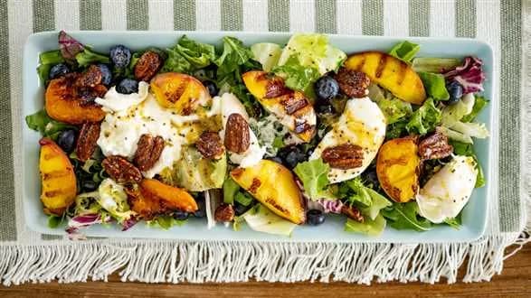 Sałatka z burratą i grillowanymi brzoskwiniami