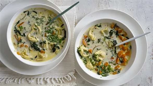 Kremowa zupa tortellini