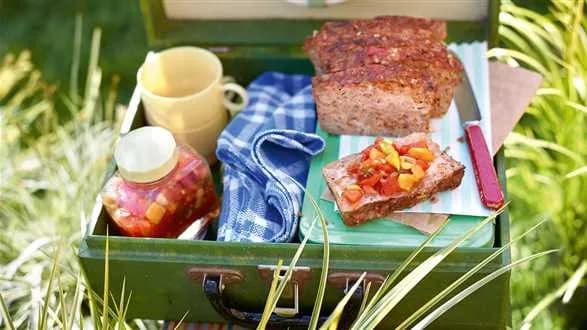 Pasztet z mięsa mielonego z chutneyem ze świeżych pomidorów