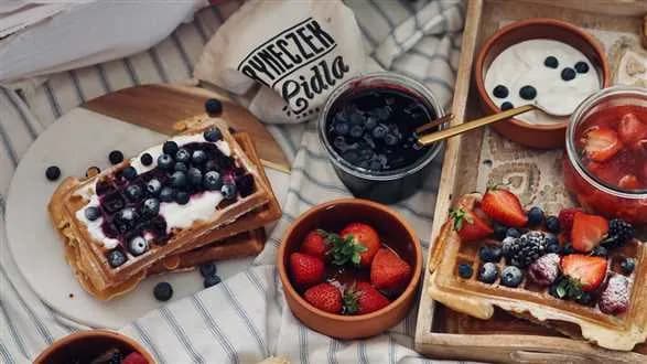 Gofry z jogurtem i borówkami