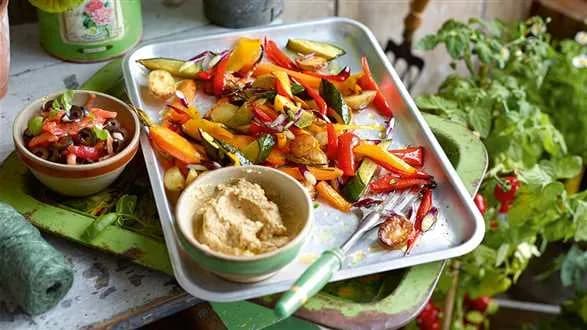 Warzywa z hummusem i salsą pomidorową