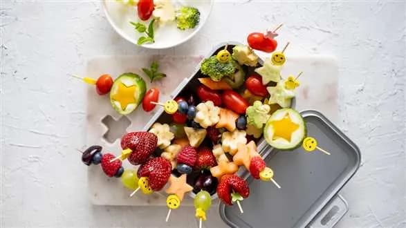 Szaszłyki z warzywami i owocami