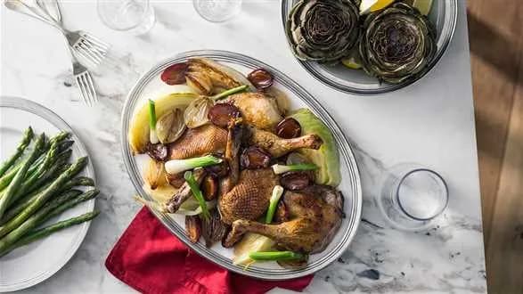 Kaczka pieczona w sosie z imbiru i kwasu chlebowego, ze smażoną młodą cebulką i prażonymi śliwkami