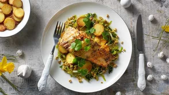 Łosoś z porami w sosie pistacjowo-miodowym z ziemniakami
