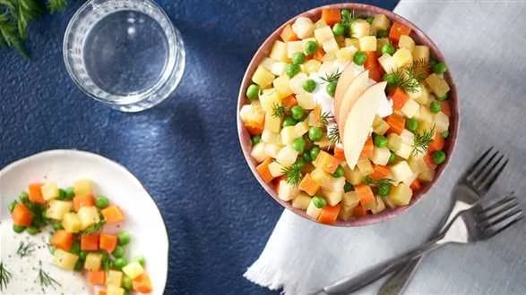 Wegańska sałatka wielowarzywna