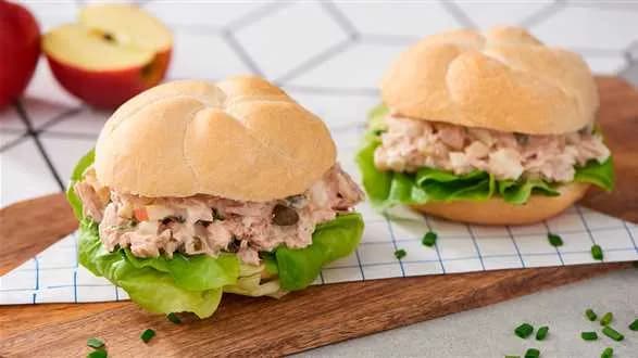 Holenderska sałatka z tuńczykiem i jajkiem