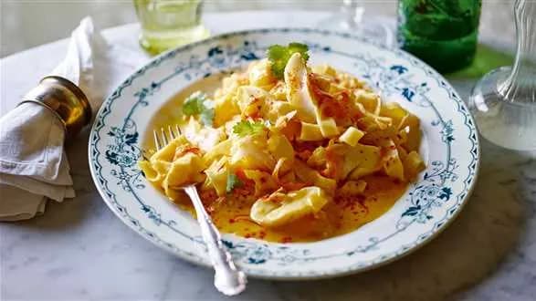 Tagliatelle i dorsz w sosie szafranowo-pomarańczowym
