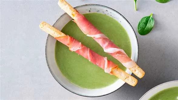 Zupa z zielonych szparagów z szynką i grissini