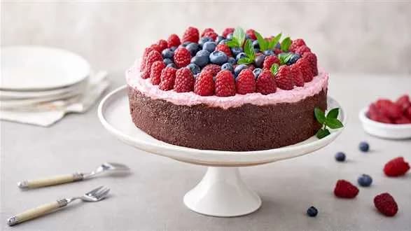 Czekoladowy tort wegański z domowym kremem orzechowym