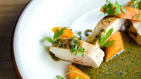 Piersi kurczaka sous-vide z gotowaną marchewką