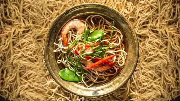 Bulion azjatycki z chow mein i krewetkami