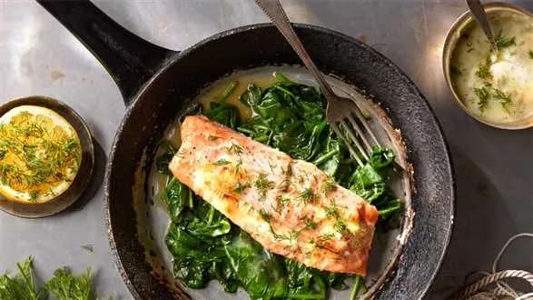 Łosoś pachnący serem na łożu ze szpinaku