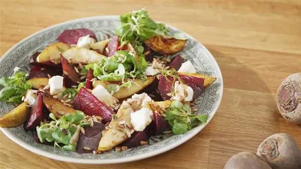 Sałatka z burakiem, gruszką i bryndzą