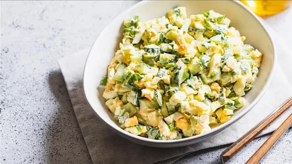 Sałatka z pora — z jajkiem i szynką