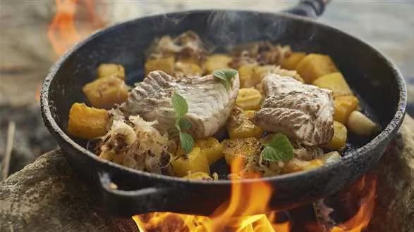 Jesiotr parzony w maśle z sokiem z kiszonej kapusty i smażoną dynią