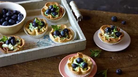 Miętowe torciki z jagodami