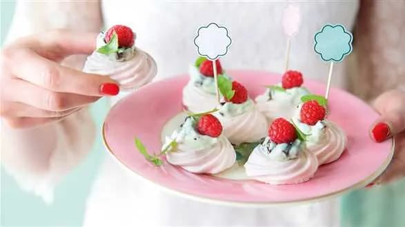 Torciki bezowe z miętą i malinami