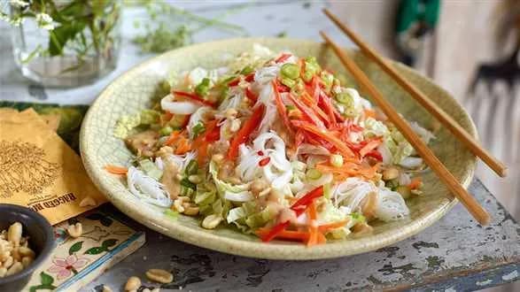 Sałatka z makaronem ryżowym i orzechami