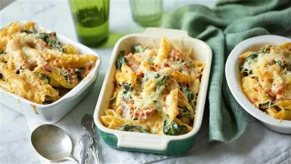 Zapiekanka makaronowa ze szpinakiem i szynką