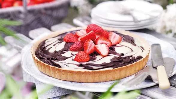 Tarta truskawkowa z kremem z białej i ciemnej czekolady